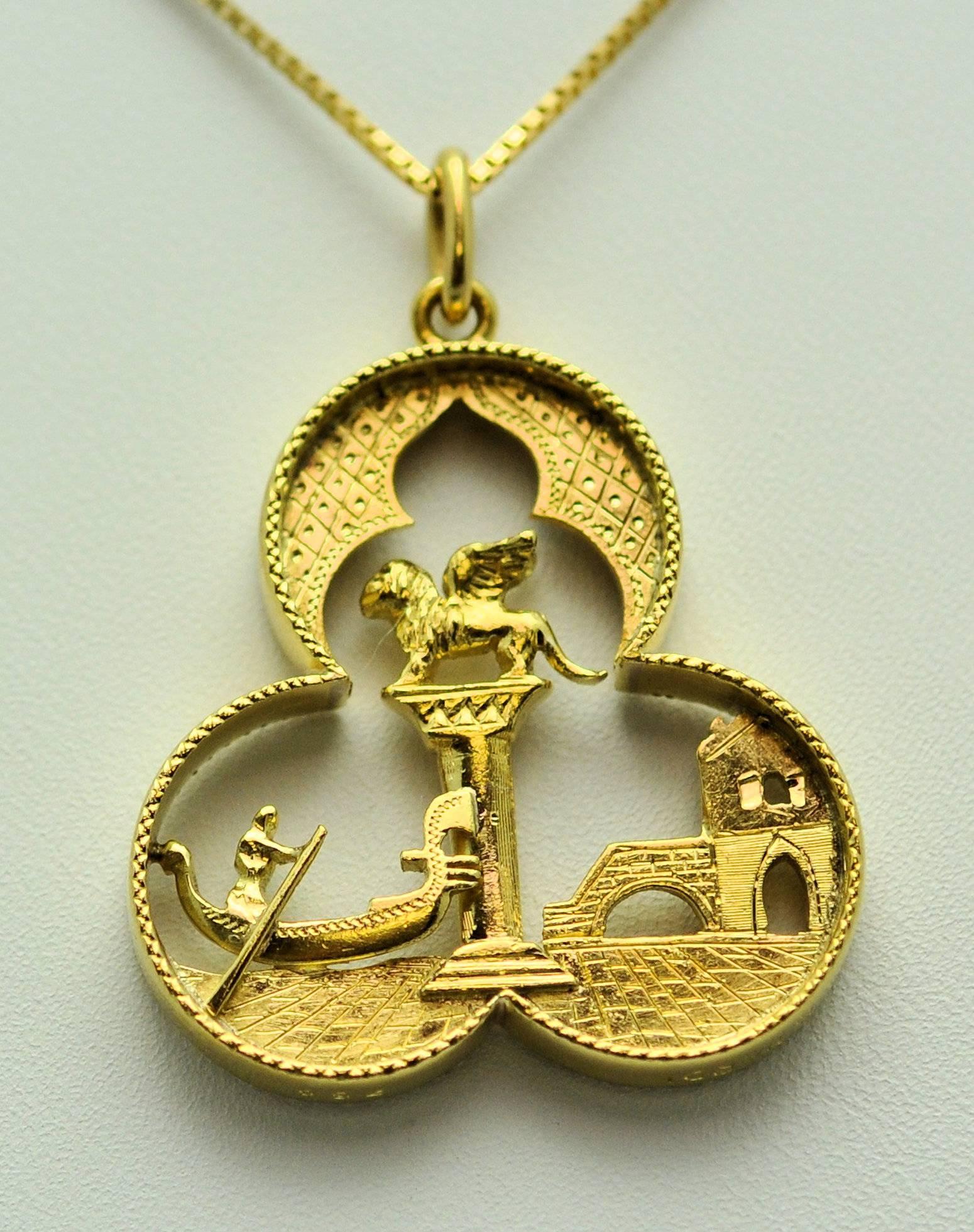 18K yellow gold high detailed three lobed pendant/charm.  
Fine three-dimensional detail with scenes of Venice. Front and back the same.  Signed: G. Nardi of Italy. Chain not included.