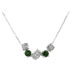 Collar de oro blanco de 14 quilates con barra curva de diamantes y diópsido cromado