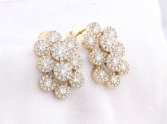 Boucles d'oreilles en or jaune 14 carats, ornées d'un ensemble floral de diamants naturels ronds totalisant 4,81 carats