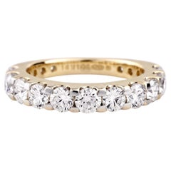 Anillo de media eternidad de oro amarillo de 14 quilates con un diamante natural redondo de 2,0 quilates