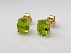 Orecchini a bottone in oro giallo 14 carati con peridoto ovale da 2,41 carati