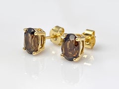 Pendientes de botón de oro amarillo de 14K con cuarzo ahumado ovalado de 2,29 quilates
