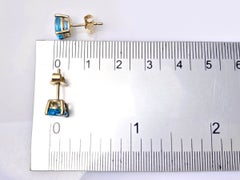 Orecchini a bottone in oro giallo 14 carati con topazio blu svizzero ovale da 2,95 carati