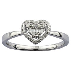 Anillo de oro blanco de 14 quilates con corazón abierto y diamantes variados