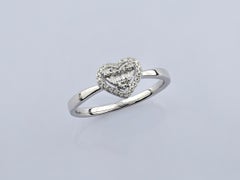 Anillo de oro blanco de 14 quilates con corazón abierto y diamantes variados