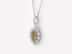 Collana con ciondolo in oro bianco 14 carati con peridoto da 0,47 carati e diamanti