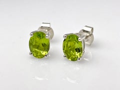 Pendientes de botón de oro blanco de 14K con peridoto ovalado de 2,41 quilates
