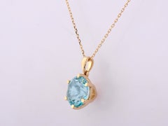 Collana con ciondolo in oro giallo 14 carati con solitario rotondo in topazio azzurro da 3,22 carati