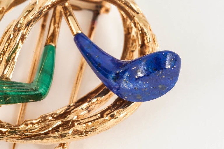 18kt gold clip brooch by Chaumet of Paris with two golf clubs,one with a lapis lazuli,other with a malachite,c,1950-60