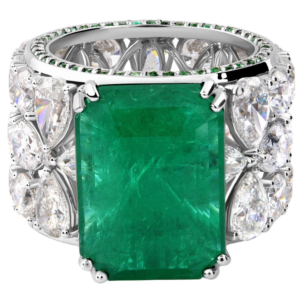 18K White Gold 8.12-Carat Emerald and 15.36-Carat Diamond Couture Ring