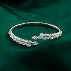3,29-Karat-Armband aus 18-karätigem Weißgold mit offenem Manschettenarmband und doppelreihiger Anordnung von natürlichen Diamanten im Birnen-Schliff