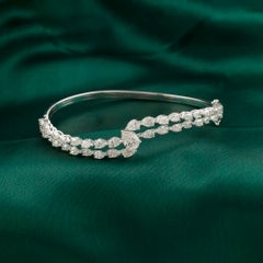 Armband mit gestaffelten Windungen aus 18-karätigem Weißgold mit einem natürlichen Birnen-Diamanten von 3,79 Karat