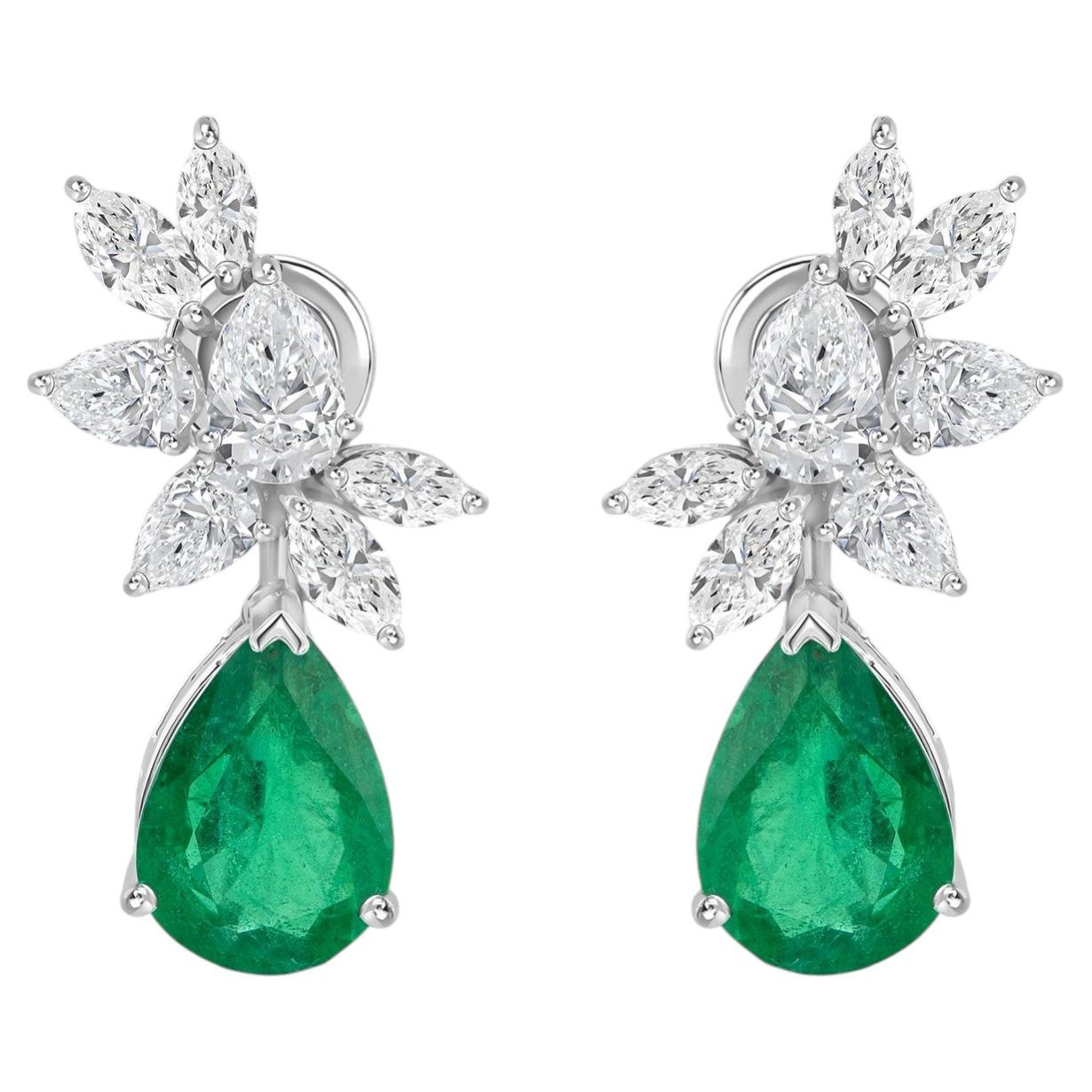 Pendientes de gota con diamante natural en forma de pera de 8,67 quilates y esmeraldas de Zambia, en oro blanco de 18 quilates