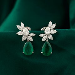 8,67 Karat schwerer natürlicher Diamant in Birnenform und Ohrringe mit sambischen Smaragden in Tropfenform aus 18 Karat Weißgold