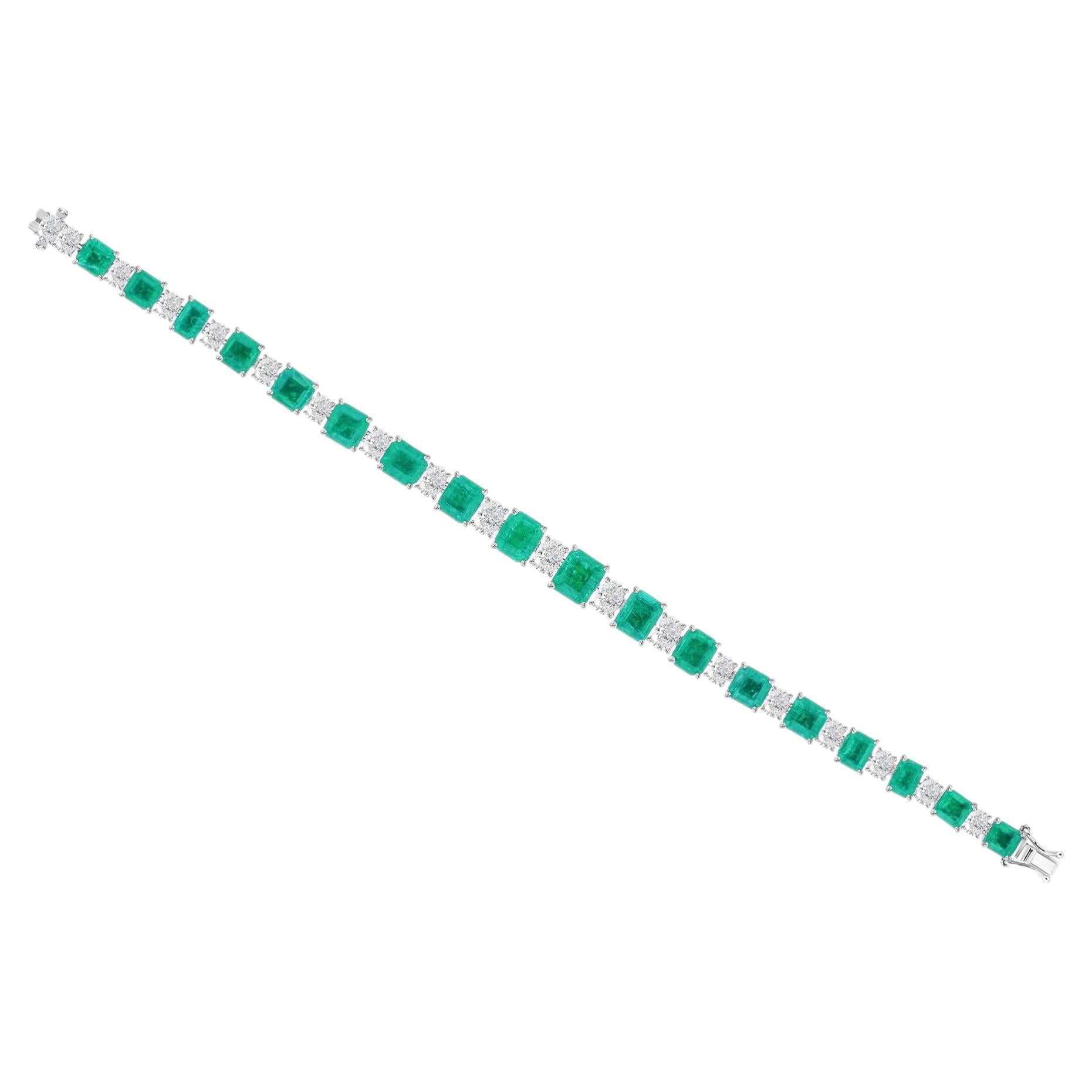 Pulsera de oro blanco de 18 quilates con una esmeralda de Zambia de 16 quilates con corte esmeralda y diamantes ovalados de 4,6 quilates