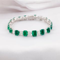 Pulsera de oro blanco de 18 quilates con una esmeralda de Zambia de 16 quilates con corte esmeralda y diamantes ovalados de 4,6 quilates