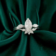 Set di due anelli con motivo floreale realizzati a mano, con diamante naturale taglio marquise da 1,08 carati, in oro bianco 18 carati