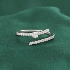 Bague « bypass » en or blanc 18 carats sertie d'un diamant rond naturel de 0,39 carat, certifiée HRD