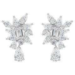 Pendientes colgantes con forma de flor, con diamantes naturales de 3,13 quilates en talla baguette y pera, en oro blanco de 18 quilates