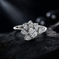 Anello con grappolo floreale in diamanti naturali a forma di pera da 1,05 carati, in oro bianco 18 carati, certificato HRD