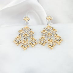 Pendientes tipo candelabro con diamantes amarillos y blancos de 12,05 ct, en oro bicolor de 18 quilates