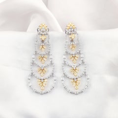 Pendientes tipo candelabro con diamantes redondos naturales de 13,57 ct y diseño «halo-hoop», en oro bicolor de 18 quilates