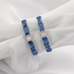 Creolen mit natürlichem blauem Saphir und Diamanten, 4,85 Karat Saphir, 18 Karat Weißgold