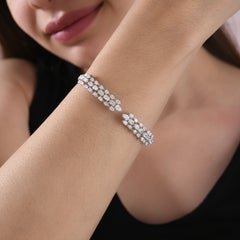 Bracciale con diamanti naturali a forma di pera e ovali da 3,76 carati in oro bianco 18 carati