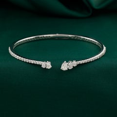 Asymmetrische, offene Manschette mit natürlichem Birnen- und rundem Diamanten, 1,82 Karat, 18 Karat Weißgold