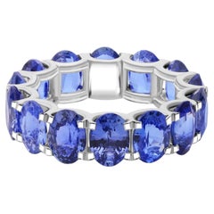 Anillo «eternidad» con zafiro azul ovalado de 12,86 quilates en oro blanco de 18 quilates