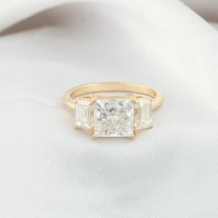 Anillo de tres piedras con diamantes naturales de 4,43 quilates, tallado princesa y esmeralda, en oro amarillo de 18 quilates