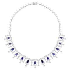 13,71 ct, naturale. Collana con frange in oro bianco 18 carati, con zaffiro blu a forma di pera e diamanti per un totale di 18,13 carati