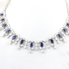 13,71 ct, naturale. Collana con frange in oro bianco 18 carati, con zaffiro blu a forma di pera e diamanti per un totale di 18,13 carati