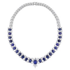Collar llamativo de 18 quilates con un zafiro azul ovalado natural de 41,19 quilates y un diamante de 25,94 quilates