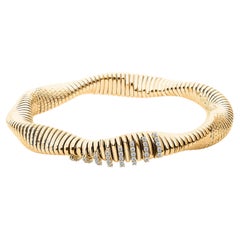 Brazalete flexible tipo «tubogas» retorcido, de oro amarillo de 18 quilates, con diamantes naturales de 0,31 quilates como adorno