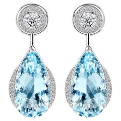 18-karätiges Weißgold, 11,19 Karat natürlicher Aquamarin in Birnenform und Diamant-Halo-Ohrringe mit Hängeelementen vorne und hinten
