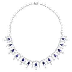Halskette aus 18-karätigem Weißgold mit einem natürlichen birnenförmigen blauen Saphir (31,84 Karat) und Diamanten