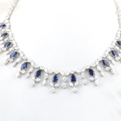 Halskette aus 18-karätigem Weißgold mit einem natürlichen birnenförmigen blauen Saphir (31,84 Karat) und Diamanten