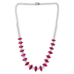 Collana in oro bianco 18 carati con rubino naturale taglio marquise da 35,15 carati e diamanti disposti in fila decrescente