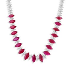 Collana in oro bianco 18 carati con rubino naturale taglio marquise da 35,15 carati e diamanti disposti in fila decrescente