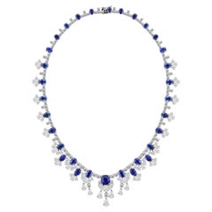 Collar tipo gargantilla de oro blanco de 18 quilates con zafiro azul natural de 59,21 quilates y flecos de diamantes