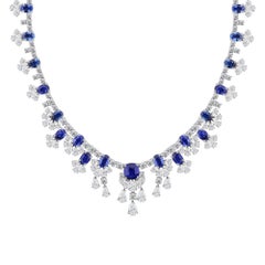 Collar tipo gargantilla de oro blanco de 18 quilates con zafiro azul natural de 59,21 quilates y flecos de diamantes