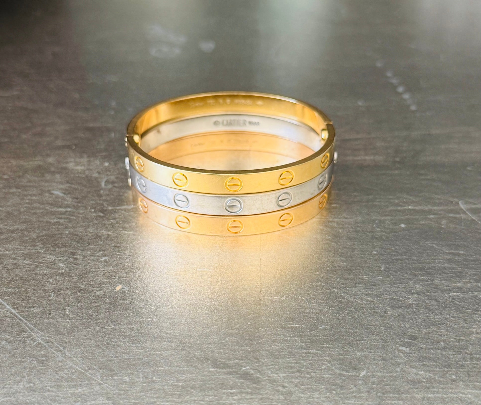 Dreifarbiger Goldarmreif 
Love
 von Cartier im Angebot