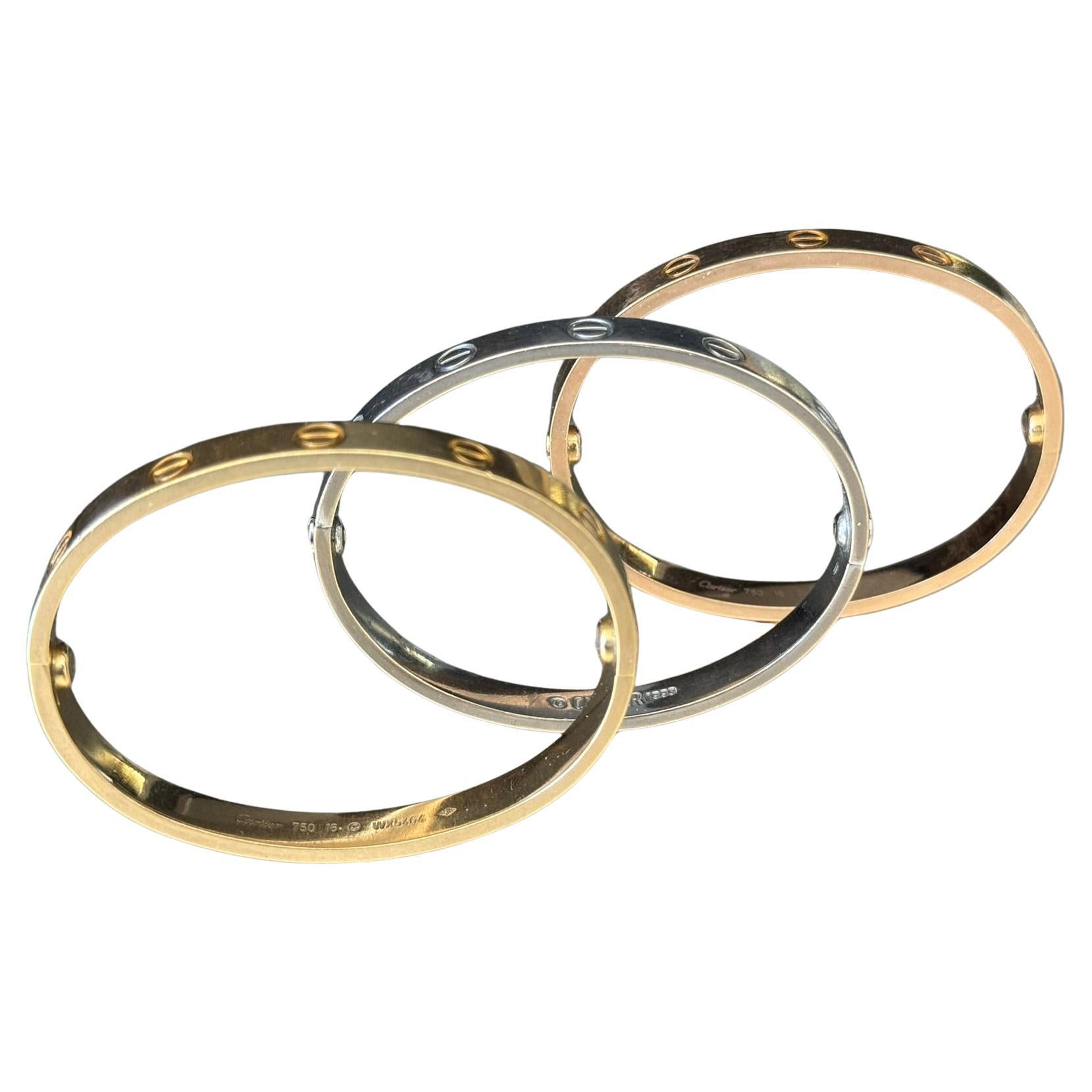 Bestehend aus einem Satz von Liebesarmbändern, bestehend aus einem Armreif aus 18 Karat Gold, 18 Karat Roségold und 18 Karat Weißgold, jeweils mit durchgehenden Schraubenkopfmotiven und Beschlägen, zusammen mit einem Gewicht von etwa: 91,00 Gramm.