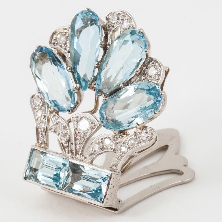 1940s Aquamarine Diamond Gold Single Clip Brooch In Excellent Condition For Sale In London, GB