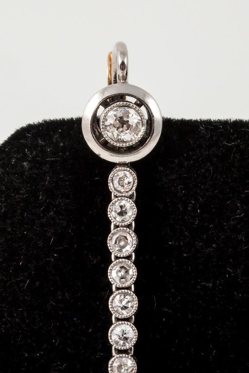1920s Elegant Diamond Platinum Drop Earrings In Excellent Condition For Sale In London, GB