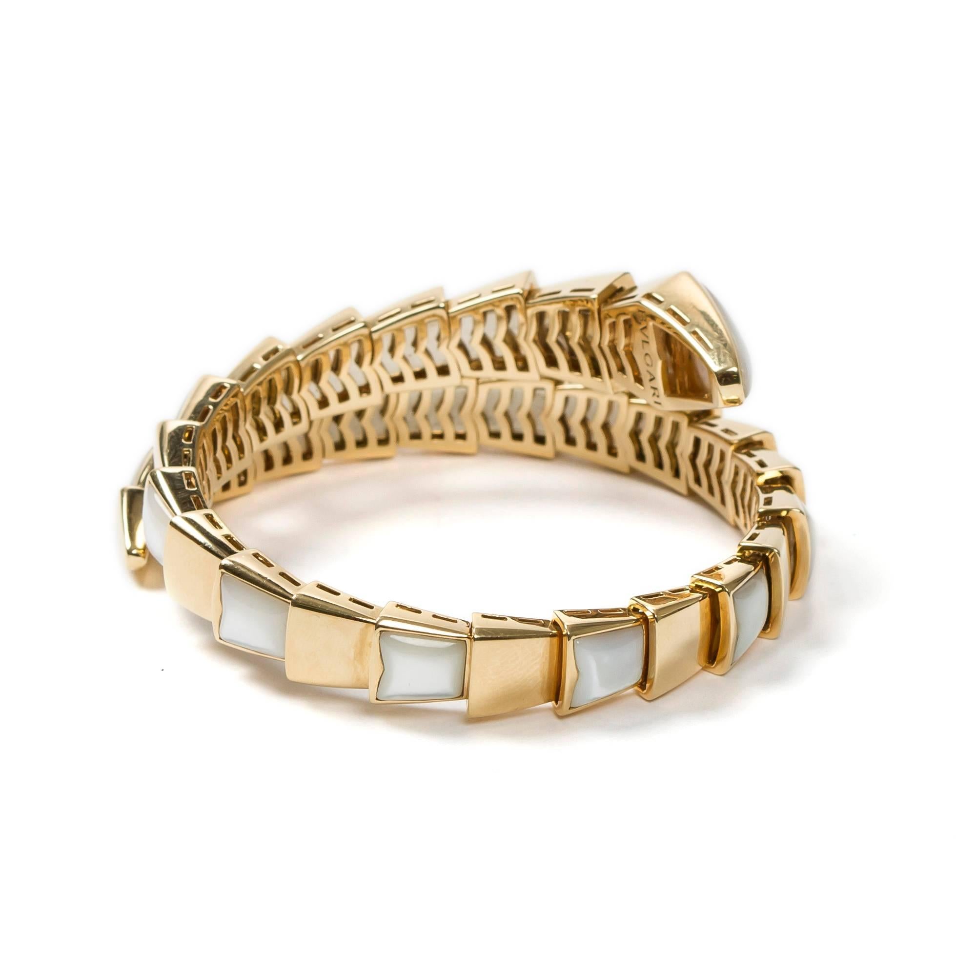 Serpenti bangle in 750 yellow gold with mother of pearl accents. Hallmarks inside of the bracelet" Bulgari/Made in Italy/3696 AL/ AU 750". Diameter of 5.3cm. The bracelet is flexible. Total weight of 62,2g. Comes with its' original box.