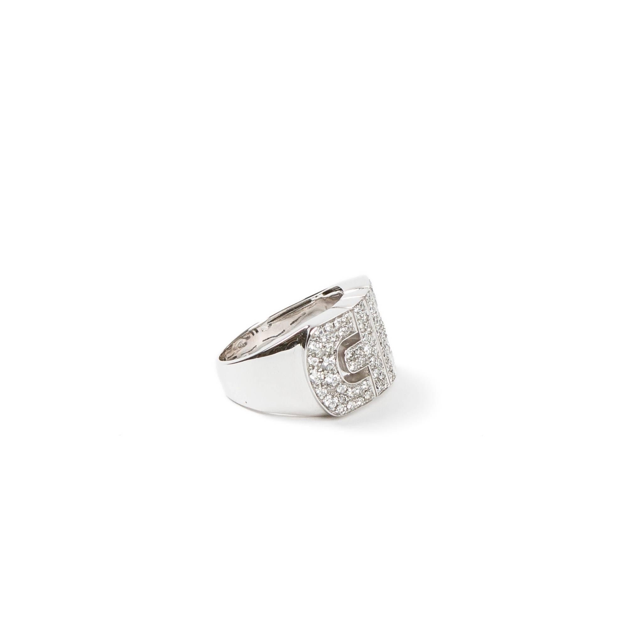 Parentesi ring in 750 white gold with paved diamonds. Hallmarks inside of the ring 