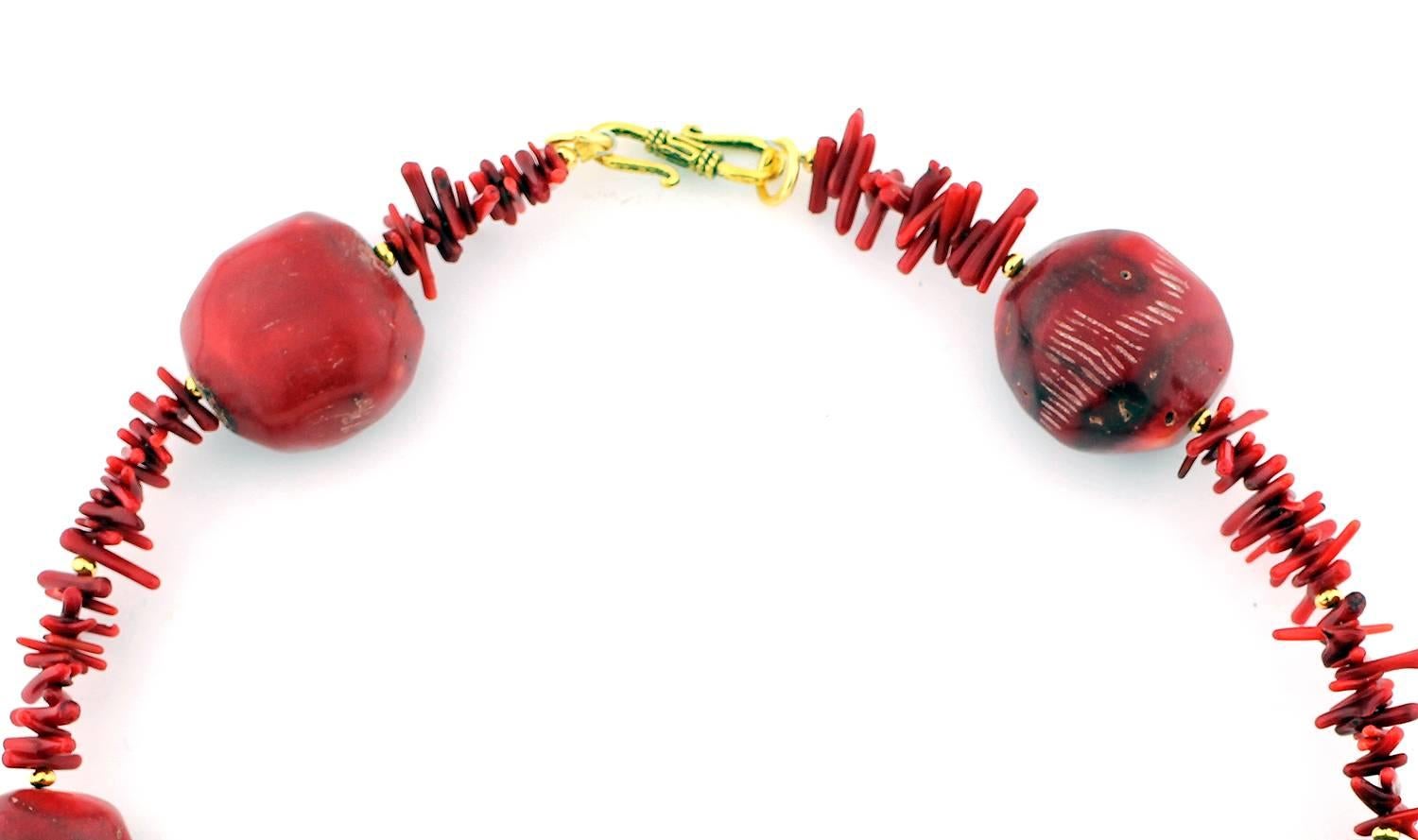 Extragroe rote Bambus-Koralle-Halskette von AJD, knstlerischer Chic (Gemischter Schliff) im Angebot