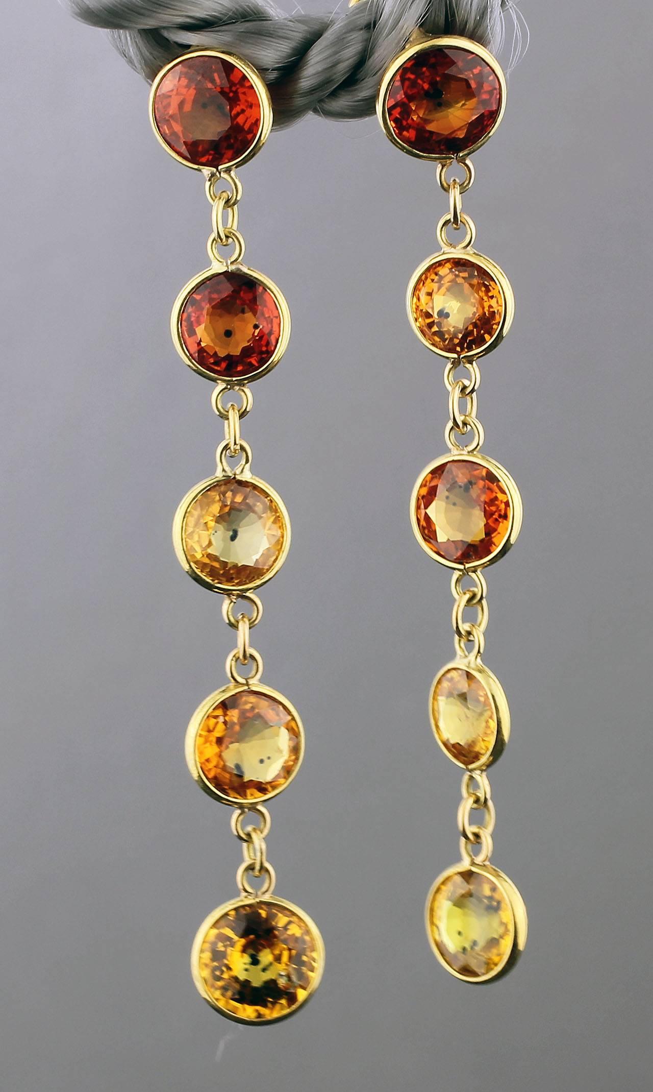Brillantemente scintillante, unico e multicolore, 16 carati di Zaffiri Songea di tipo naturale e raro, incastonati in orecchini a perno in oro giallo 18Kt fatti a mano.  Provengono dalle miniere dell'Africa e sono lunghi 2,26 pollici e misurano